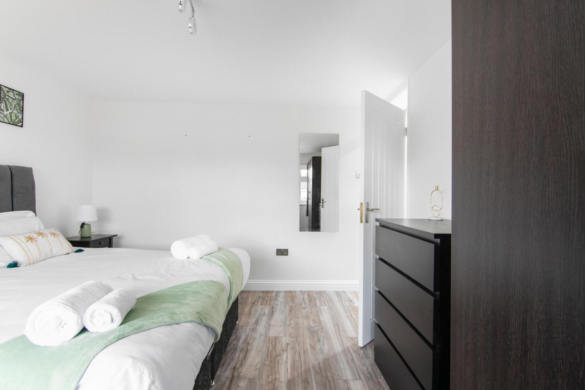 Onsitestays - Spacious 3 Bed House With Garden, Wifi & 4 Plus Parking Грейвсенд Екстер'єр фото